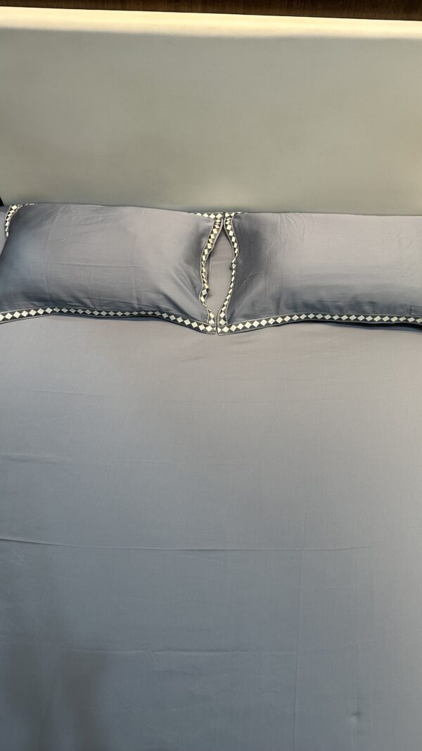 Insignia Blue bedding set - Image 4