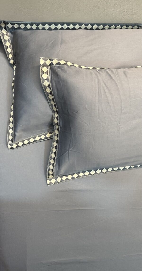 Insignia Blue bedding set - Image 2