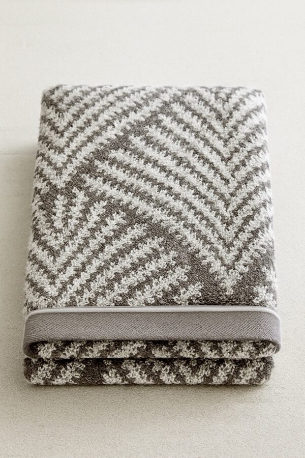 Herringbone patterned towel - Image 4