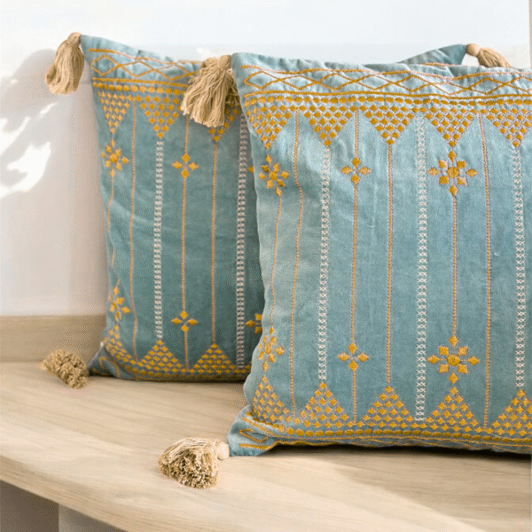 Light blue 6 pcs Luxury Complete Bedding Set | Bedsheet, Comforter and Cushion Cover - Image 4